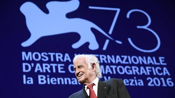 El actor francés Jean-Paul Belmondo posa tras recibir el León de Oro de honor de Venecia. (EFE).