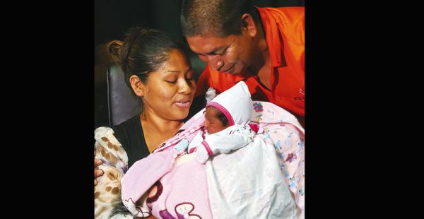 otra vez en familia luego de cinco días de angustia se desató la alegría Un momento de ternura para Andrea Cecilia de parte de sus padres, ayer en el Comando policial