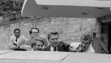 El atentado contra Reagan. El agente del Servicio Secreto Jerry Parr - primero a la derecha - empuja al presidente herido hacia la limusina, el 30 de marzo de 1981, en Washington. (Crédito: Ron Edmons/AP/Archivo).