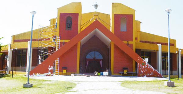 Vista del frontis del templo levantado en lo que fue un basurero