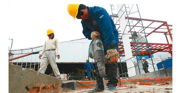 Aprestos en el campo ferial expositores trabajan en las mejoras de sus áreas de exhibición Un ‘ejército’ de trabajadores de la construcción suda la gota gorda. Trabajan en tres turnos