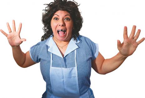 Dicharachera Estefani Brillit es una trabajadora del hogar irreverente que mantiene la picardía y la lengua camba