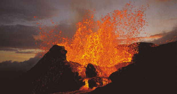 Resultado de imagen para Entra en erupción por segunda vez en el año el volcán Piton de la Fournaise, en la isla Reunión