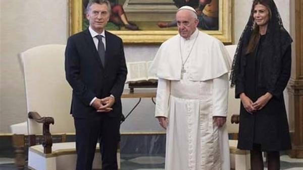 El presidente Macri y la primera dama Awada, durante su visita oficial ante el Papa.