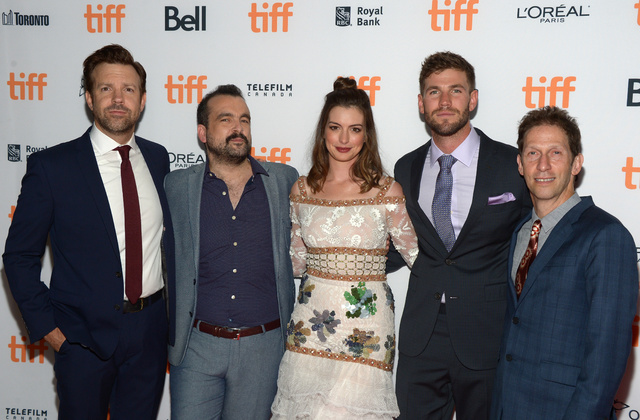 Tim Blake Nelson, Jason Sudeikis, Nacho Vigalondo, Anne Hathaway y Austin Stowell, en la premiere de Colossal en Toronto.