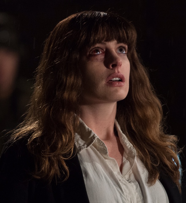 Hathaway, en un fotograma de Colossal.