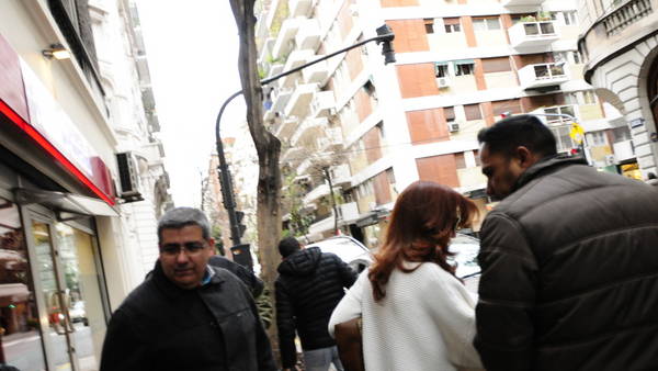 Cristina Kirchner saliendo de su casa esta tarde. Foto Fernando De la Orden.