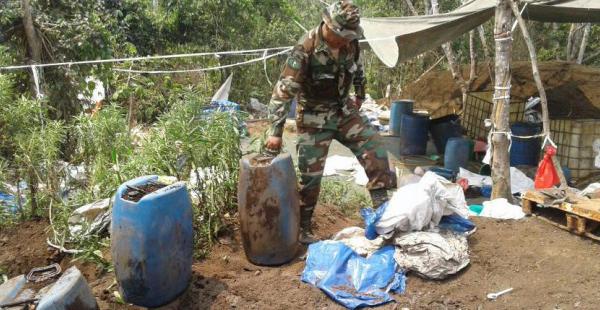 Un efectivo de la Fuerza Antidrogas en uno de los laboratorios clandestinos hallados en Chapare