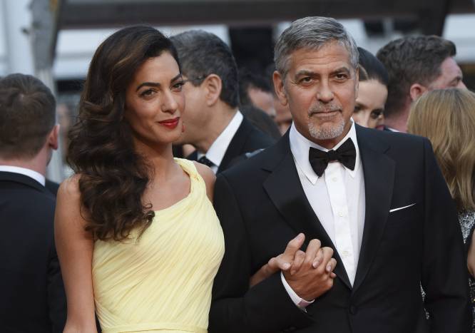  George Clooney: "Sí, en casa yo cocino un poco; mi mujer hace las reservas en el restaurante". El soltero de Hollywood por excelencia se casó en septiembre de 2014 en Venecia con la abogada Amal Alamuddin (ahora Amal Clooney). Y sí, prefieren cenar fuera de casa.