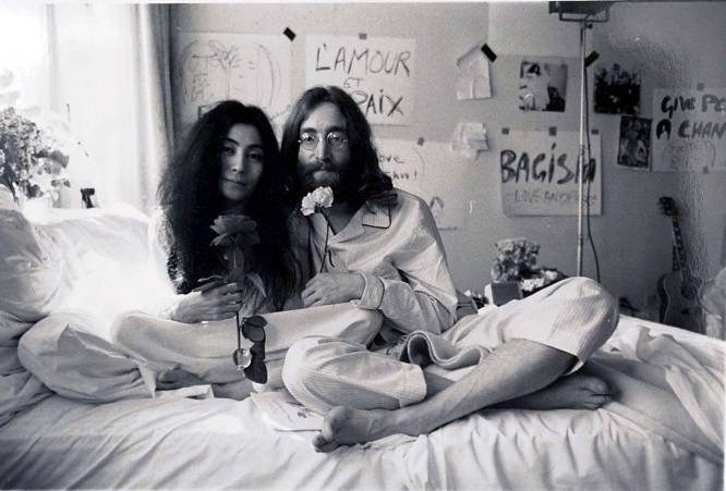  John Lennon:  "Hoy en día está de moda no estar casado. A mi no me interesa estar a la moda". El icónico matrimonio de John Lennon y Yoko Ono comenzó en 1969, tras tres años de relación durante los cuales siguió casado con su anterior mujer, Cynthia. La pareja se dio el sí quiero en una breve ceremonia oficiada en Gibraltar, donde por la condición de británico de Lennon no hubo ningún problema.