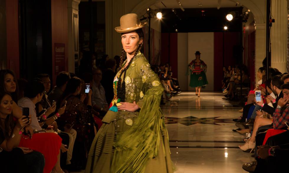 Una modelo desfila con un traje de chola paceña en la Uptown Fashion Week, en Nueva York. Una modelo desfila con un traje de chola paceña en la Uptown Fashion Week, en Nueva York.