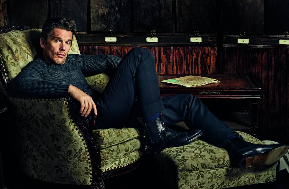 El actor texano viste suéter Tod´s, pantalones Sandro y botas Gucci.