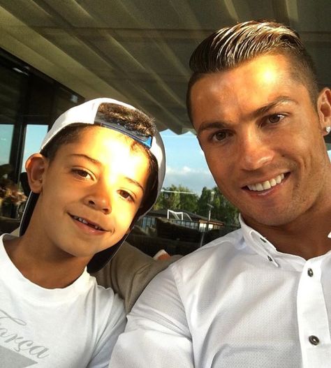 Cristiano Ronaldo y su hijo. Foto: Instagram