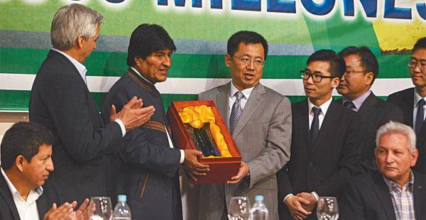 Representantes de las firmas chinas entregan un obsequio al presidente Evo Morales