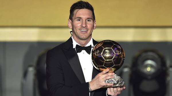 Messi alza en enero su FIFA Balón de Oro al mejor jugador de 2015. (Foto: AFP)