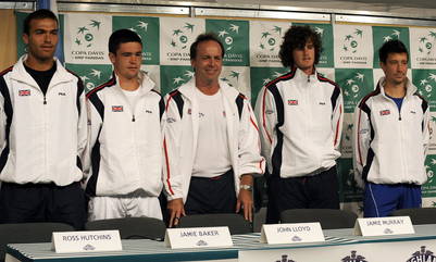 John Lloyd, en el centro, cuando pasó por la Argentina como capitán de la Davis, en 2008. A su izquierda, con rulos, Jamie Murray. (AFP)