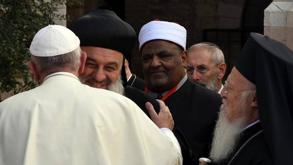 El Papa Francisco saluda al patriarca de la iglesia ortodoxa siria, Ignacio Aphrem II Karim a su llegada a la Basílica de San Francisco en Asís, Italia./ EFE