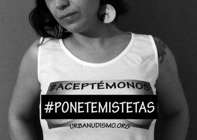 Urbanudismo. Con pilotos transparentes y remeras con fotos de desnudos, reclaman por la tolerancia y la libertad.