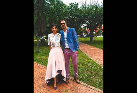 Lisbeth Aranda y Alejandro Delorte . Enamoran hace dos años y medio. Su primer contacto fue por redes sociales, tenían muchas cosas en común. Se vieron por primera vez en Bolivia y ahí fue el flechazo. “Lo más complicado al inicio es que él vivía en Argen