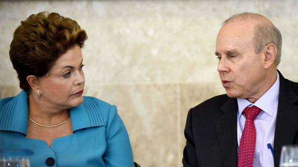 La ex presidenta Dilma Rousseff junto a su entonces ministro de Economía, Guido Mantega, en 2014. / AFP