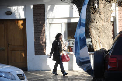 María Rocío García, esposa de Máximo Kirchner, saliendo de la inmobiliaria familiar. Foto Emmanuel Fernández.