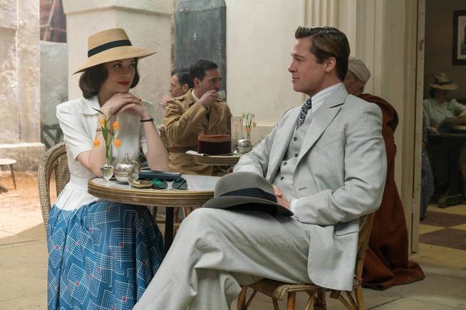 Brad Pitt y Marion Cotillard en un fotograma de 