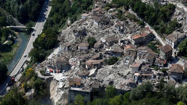 Una imagen aérea después del terremoto en la ciudad de Pescara del Tronto, Italia. REUTERS
