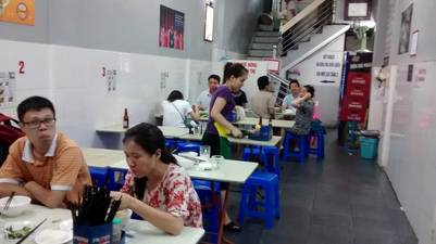 Los últimos comensales de esa noche de julio en el restaurante Bún cha Huong Liên