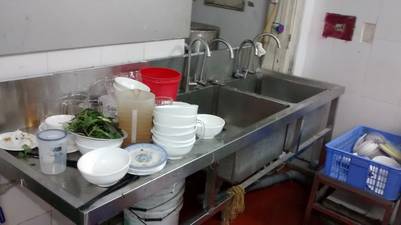 Ya no hay más comida que vender y en la cocina sólo quedan platos sucios.