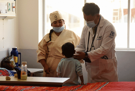 Uno niño recibiendo atención médica. Foto: La Razón