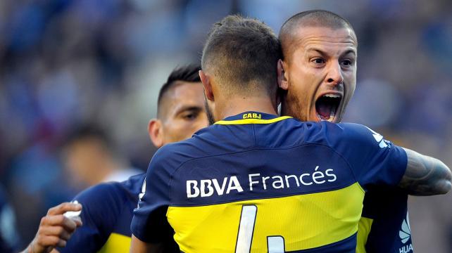 Benedetto (de frente) grita a todo pulmón uno de sus goles ante Quilmes. Foto. APF %image_alt%
