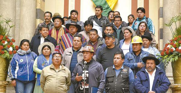 en las gradas de palacio los representantes de sectores sociales siguen con evo El Conalcam quiere reforzarse y Evo Morales quiere volver a hablar con las bases