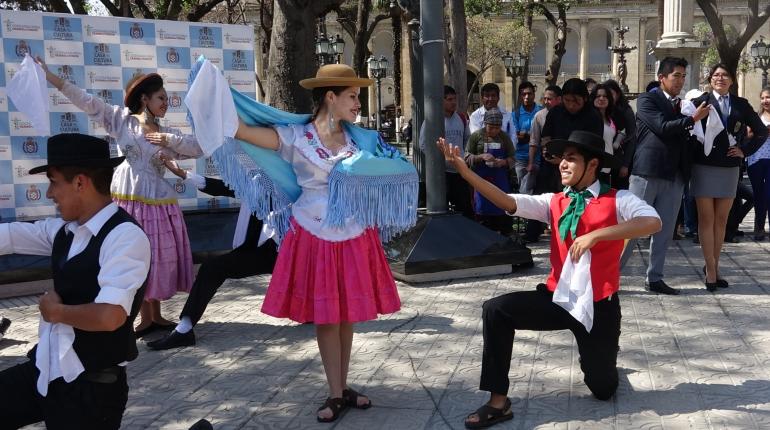 Bailarines representando la danza de la cueca, en la Plaza Principal. | Gerardo Bravo