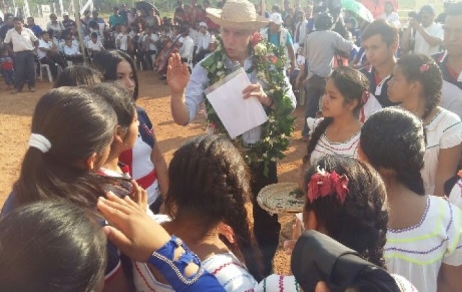 Presidente y Vicepresidente dan frecuentes regalos a las promociones, a veces los recursos se entregan en efectivo a cada estudiante