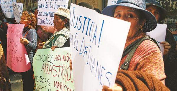 Los familiares del asesinado viceministro Illanes pidieron justicia ayer en la puerta de la Fiscalía de La Paz