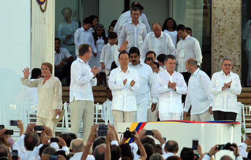El presidente de Colombia, Juan Manuel Santos (3-d), aplaude junto a los mandatarios de Chile, Michelle Bachelet (i), de Venezuela Nicolás Maduro (c), de Cuba Raúl Castro (d), y el secretario general de la ONU, Ban Ki-moon (3-i), durante la firma del acuerdo de paz hoy, lunes 26 de septiembre de 2016, en la ciudad de Cartagena (Colombia). EFE