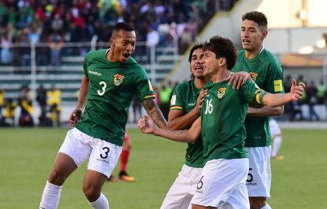 Ronald Raldes (der.) encabeza el festejo boliviano en el partido contra Perú.
