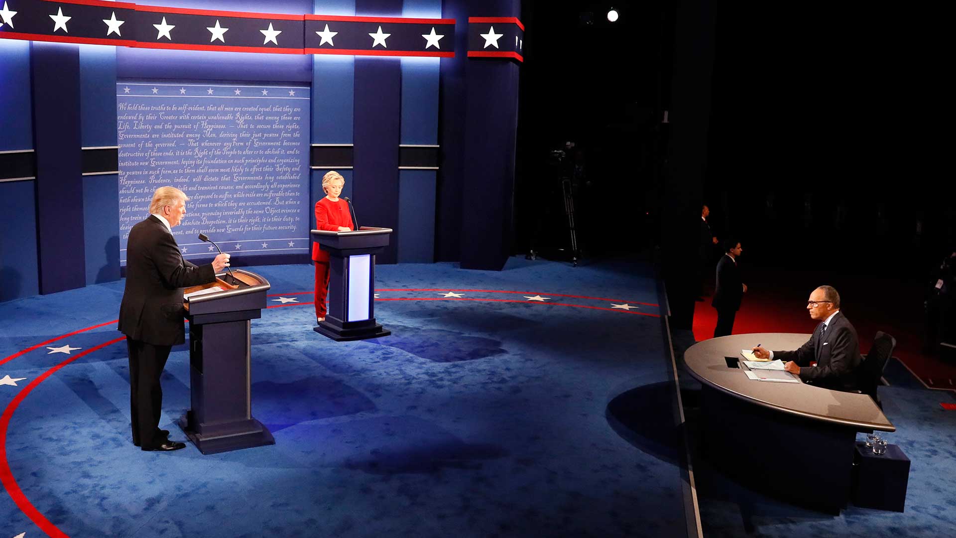 (AP) Trump atacó a Hillary afirmando que revelará su declaración jurada si Clinton revela los 33 mil correos electrónicos que borró desde su servidor privado.