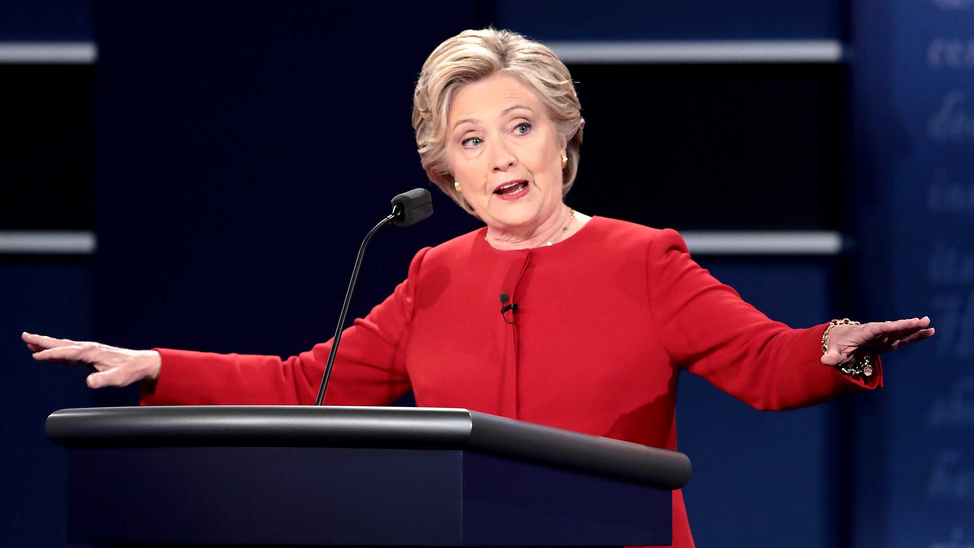 (AFP) Sobre la cuestión controvertida de los mails, Clinton dijo que asume la responsabilidad de usar el servidor privado para sus mails como Secretario de Estado. “Cometí un error usando mi mail privado”, dijo Clinton