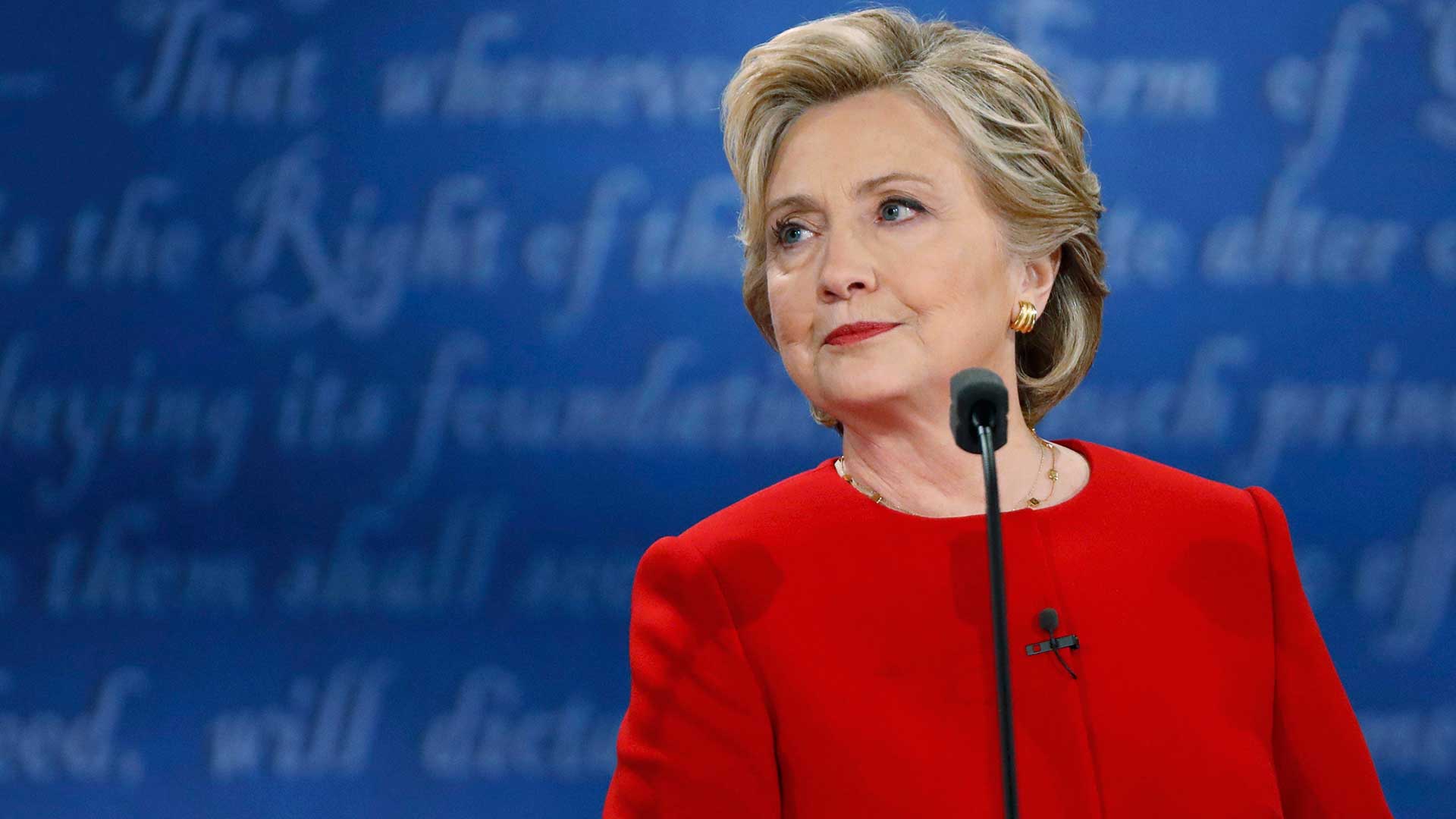 (Reuters) Hillary Clinton fue la primera en contestar una pregunta del moderador Lester Holt, sobre su plan para crear mejores puestos de trabajo para los trabajadores estadounidenses