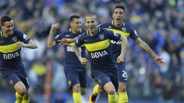 Benedetto, autor de tres goles celebra con sus compañeros. Foto fuente twitter @Bacajrsoficial %image_alt%