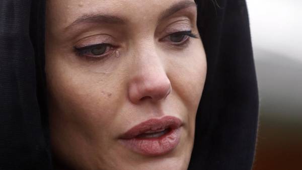 Agotada y enojada. Angelina no habla con la prensa y se ocupa de su mudanza y sus hijos. (Reuter)