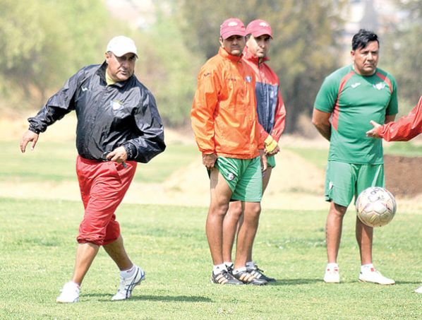 EL TÉCNICO DE WILSTER JULIO ZAMORA (I), DIRIGE LOS ENTRENAMIENTOS DEL PLANTEL AVIADOR EN EL COMPLEJO DE LA LAGUNA ALALAY. DICO SOLÍS