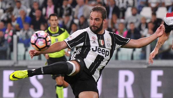 Gonzalo Higuaín marcó un gol en la última fecha ante Cagliari y lleva cuatro en esta edición de la Liga de Italia. (REUTERS / Giorgio Perottino)