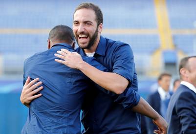 Gonzalo Higuaín, distendido en el reconocimiento al Maksimir Stadium de Zagreb, donde esta tarde la Juve enfrentará al Dínamo de Croacia. (Reuters)