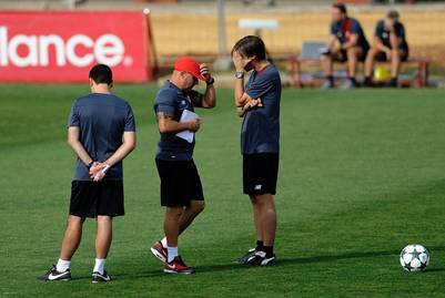 Jorge Sampaoli (C) en plena jornada de trabajo en la Ciudad Deportiva de Sevilla, antes de recibir al Olympique Lyonnais. (AFP)