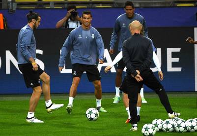 Gareth Bale, Cristiano Ronaldo y Zidane, en Dortmund, donde esta tarde enfrentarán al Borussia. (AFP)