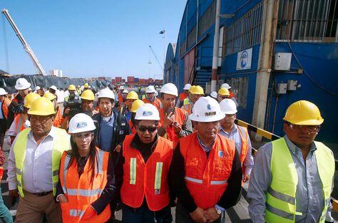 El Ministro de Relaciones Exteriores, David Choquehuanca y la comitiva boliviana en el Puerto de Antofagasta, Chile. Foto: EFE 