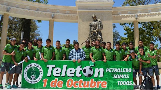 Los jugadores invitanto a la actividad solidaria en beneficio del club. Foto: Armando Vaca %image_alt%
