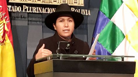 La ministra Marianela Paco en la conferencia de prensa que ofreció esta mañana en el Palacio de Gobierno. Foto: Ángel Guarachi